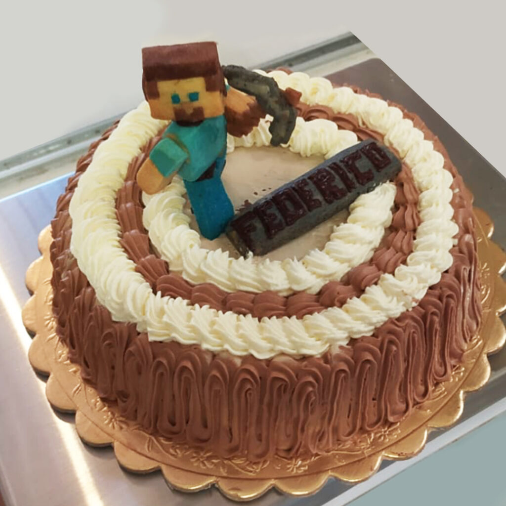 Torta chantilly al cioccolato con personaggio di minecraft.