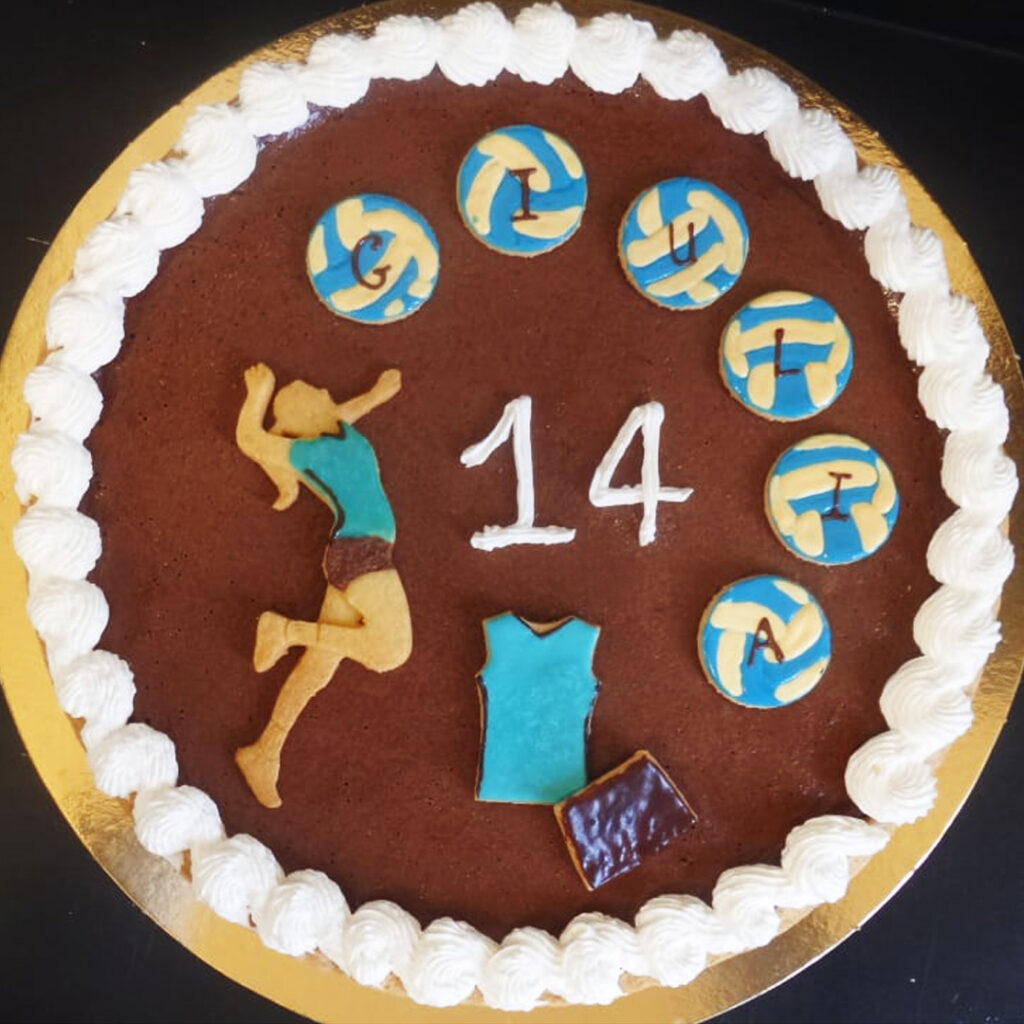 crostata alla nocciola da cottura con decorazioni pallavolo